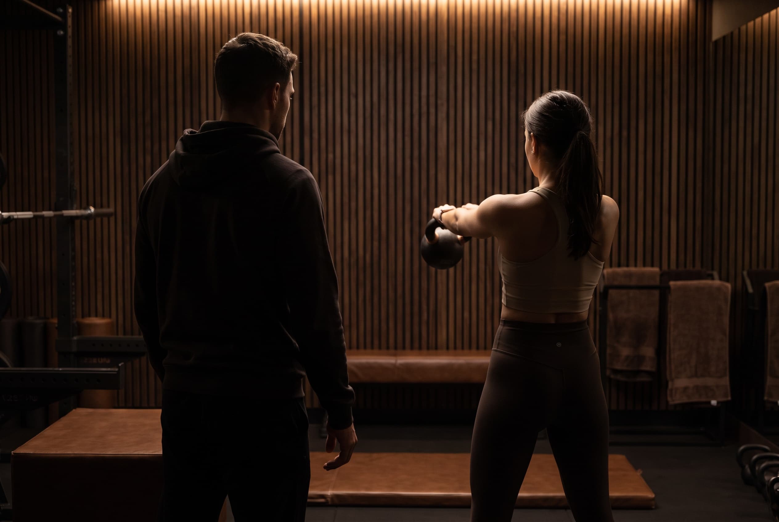 Personal training bij Aathletics: trainer begeleidt een klant